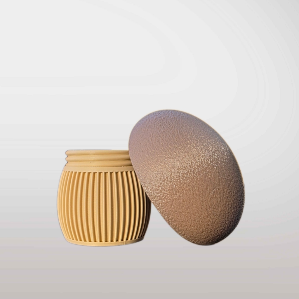Deko-Pilz-Behälter mit braunem Hut in textured Optik und beigefarbenem Rillen-Stiel im Japandi-Stil auf hellem Hintergrund.
