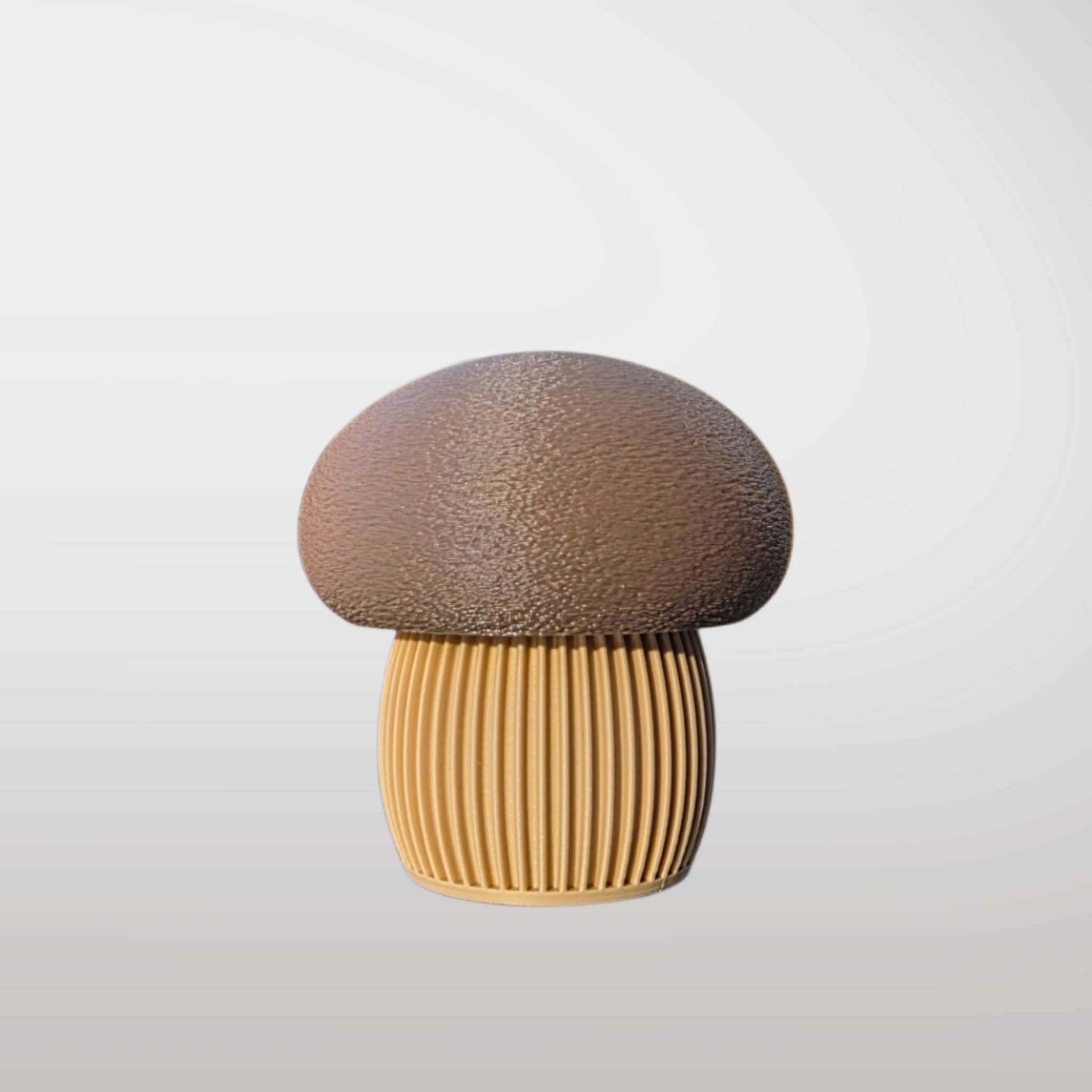 Deko-Pilz-Behälter mit braunem Hut in textured Optik und beigefarbenem Rillen-Stiel im Japandi-Stil auf hellem Hintergrund.